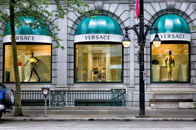 Versace تقدم مجموعتها لربيع 2021 بالرقص والغناء