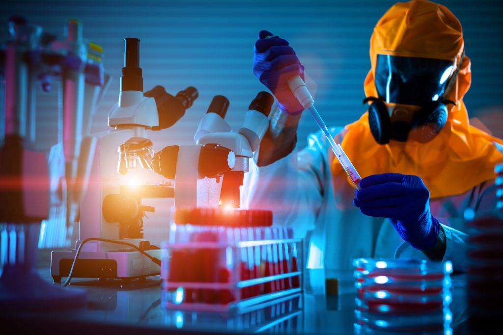 طبيب يكشف: عدم ظهور اعراض كورونا هو الحالة الأكثر خطورة