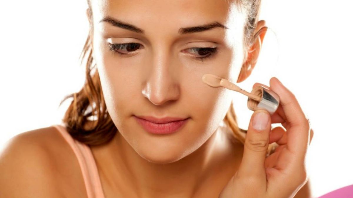 اكتشفي الخطأ الذي يمنع بقاء كريم الأساس لمدة طويلة على بشرتك