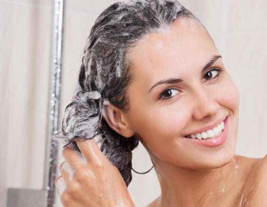 لهذا السبب المهم أضيفي بودرة الجيلاتين إلى الشامبو