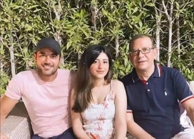 أحمد عز مع محاميه أشرف عبدالعزيز وابنته