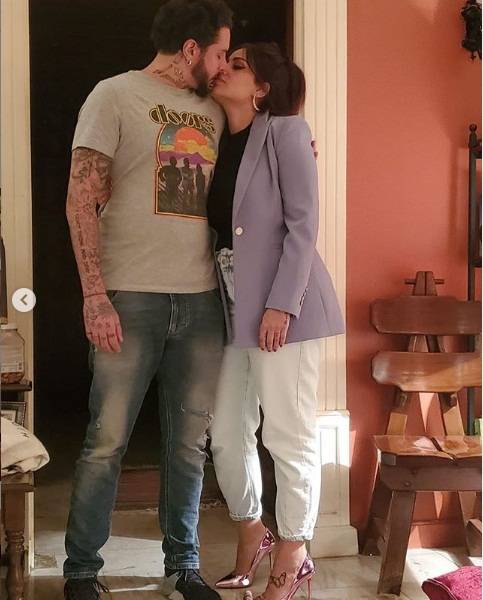 أحمد الفيشاوي يقبل زوجته