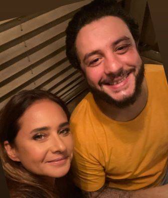 بالفيديو - أحمد الفيشاوي يداعب نيللي كريم بهذه الطريقة