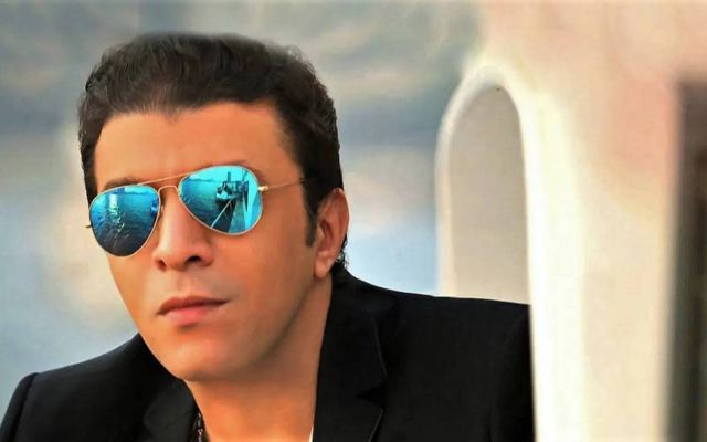 بالفيديو - مصطفى كامل مستاء ومرتبك