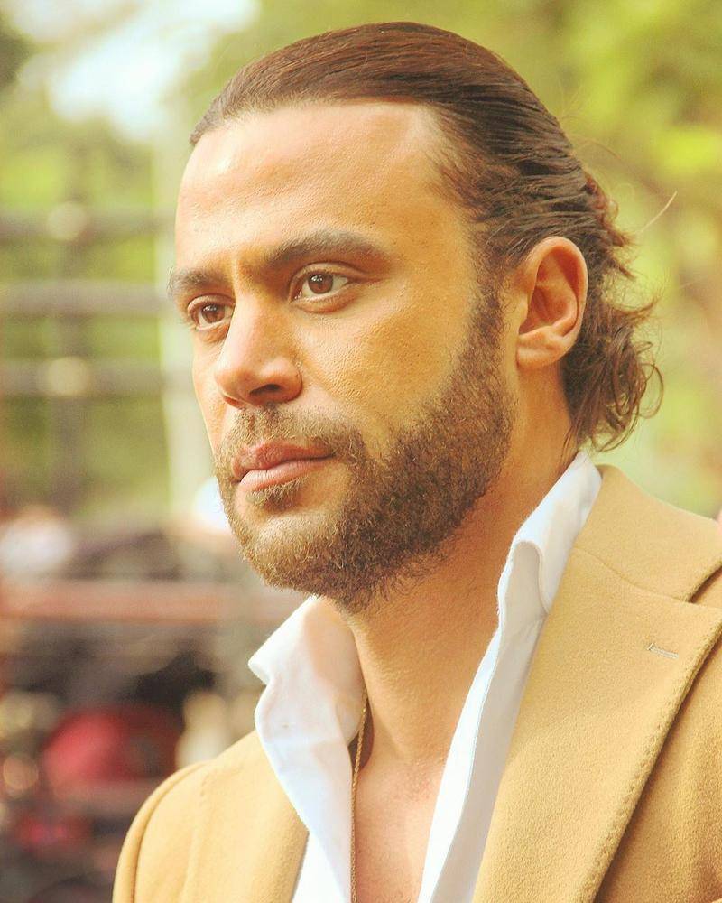 بالفيديو - هدية لمحمد إمام وهو يعلق