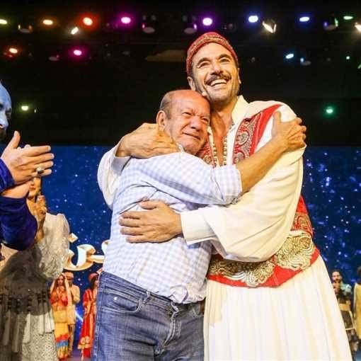 في ظهوره الأول بعد أزمته الصحية.. لطفي لبيب يبكي منهاراً