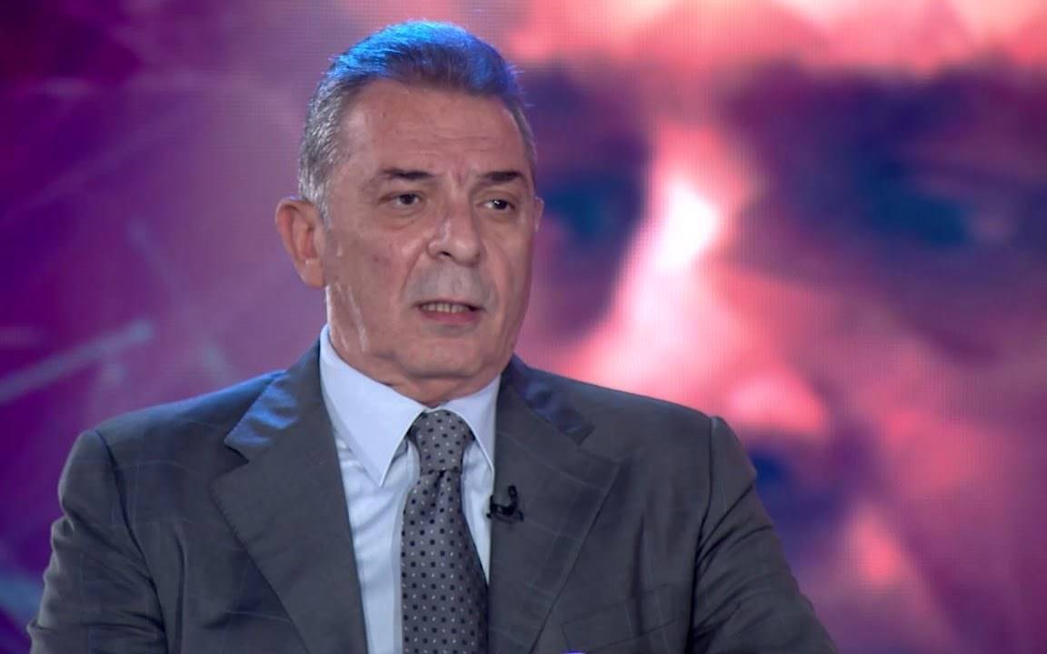 بالصور - محمود حميدة يكشف للمرة الأولى سرّ تخليه عن أسنانه