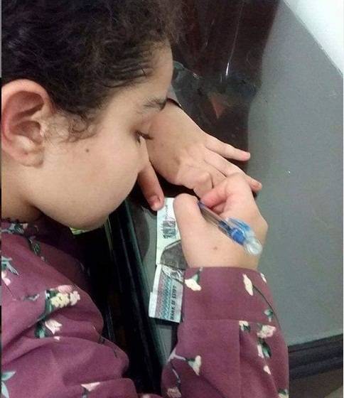 طفلة مصرية تُشعل مواقع التواصل بما فعلته لدعم لبنان