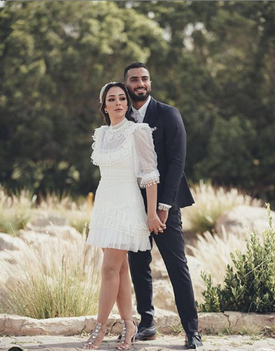 تقف فوق ظهره.. تمارين شاقة لمحمد الشرنوبي بمساعدة زوجته