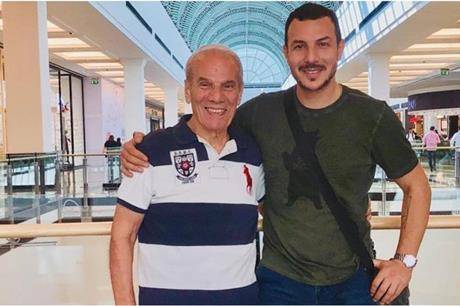 فيديو مؤثر - في أول ظهور له بعد وفاة والده: باسل خياط يبكي ويعتذر