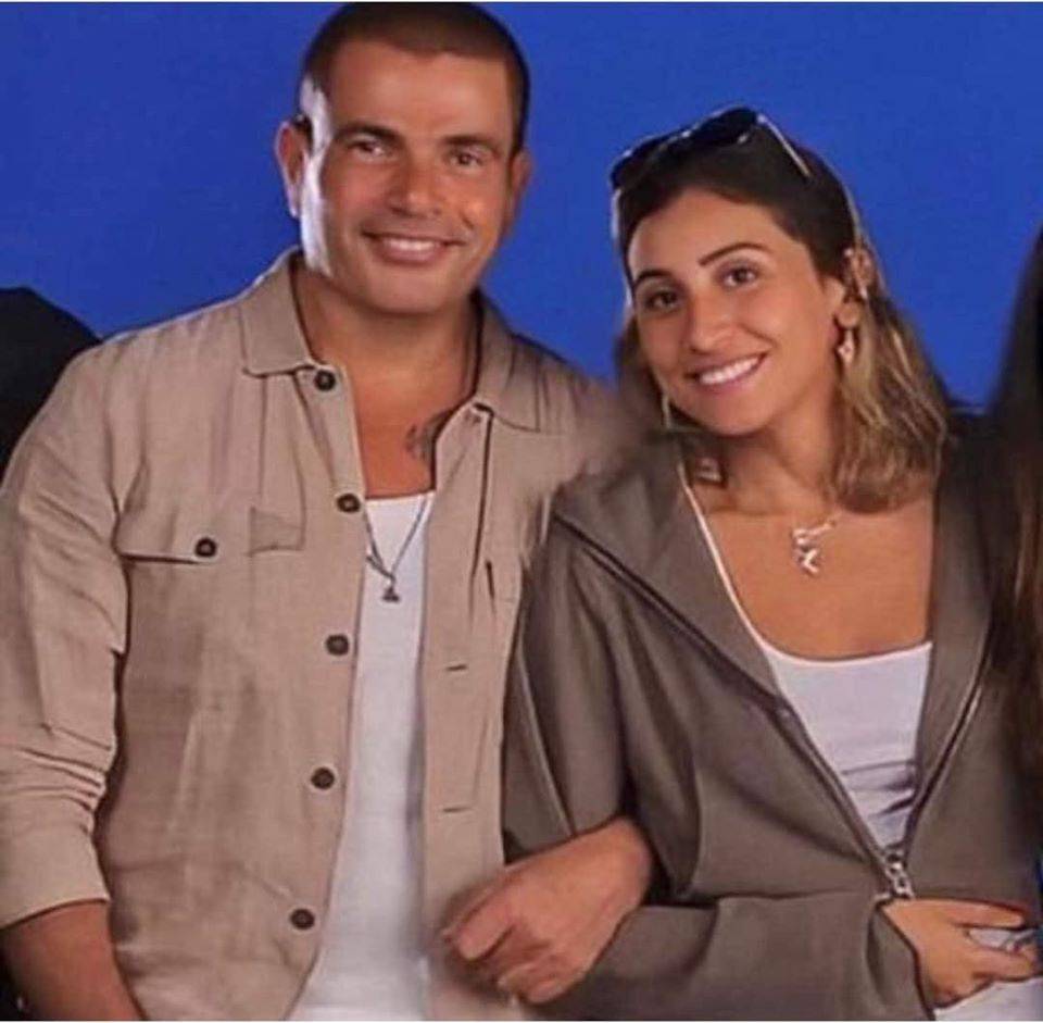 عمرو دياب ودينا الشربيني يشعلان المواقع بصورهما العفوية على البحر.. حب ورومنسية