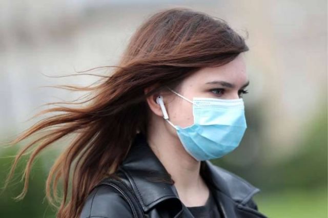 حيل ذكية كي لا تشعري بالحر بسبب الكمّامة الطبية