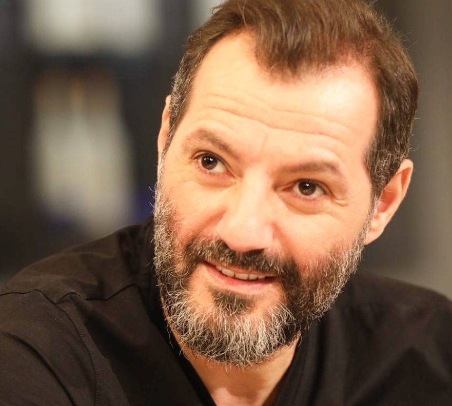 بالصور – عادل كرم أمام حطام منزله: 