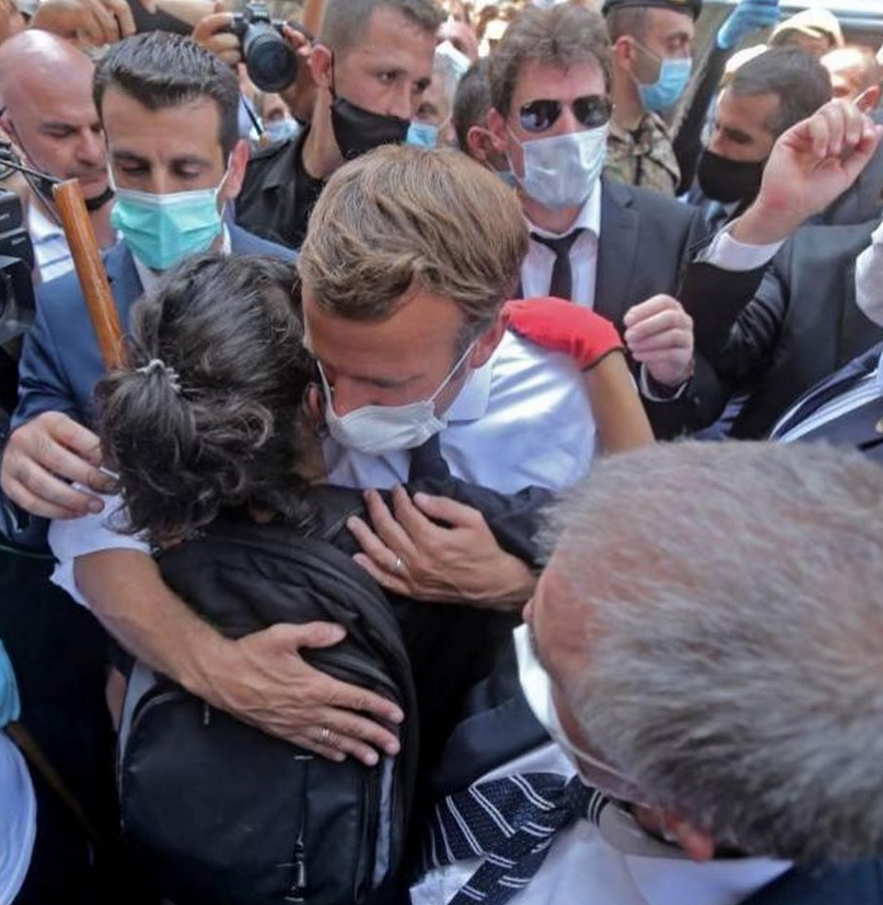 بالفيديو – الرئيس الفرنسي يتأثر بخطاب فتاة لبنانية ويحتضنها بطريقة عفوية