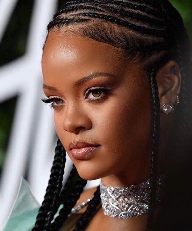 بالصور – لا يمكنكم التمييز بين هذه الشابة وريهانا