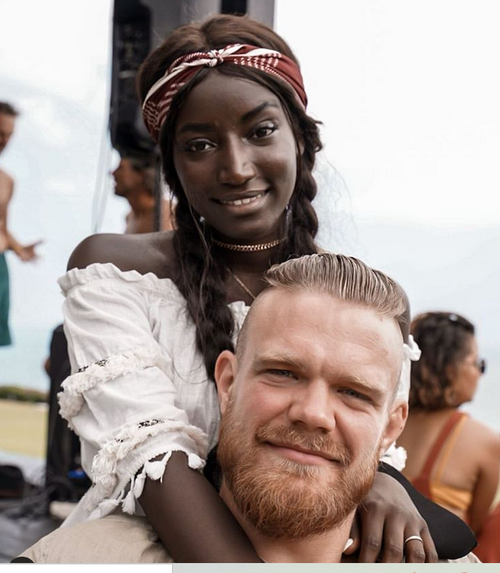 بالفيديو  - عبير سندر  تفاجئ معجبيها بشكل شعرها القصير جداً والمجعد