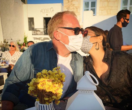 رغم الكمامة.. قبلة تجمع نجمة عالمية بزوجها: 