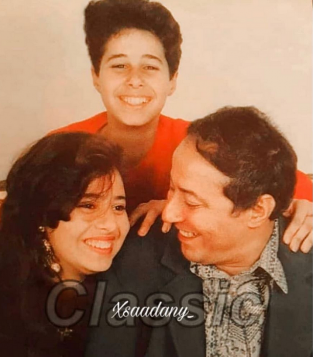 الجمهور يستعيد صورة من طفولة أحمد السعدني ويقارنها بأخرى لابنه... نسخة عنه؟