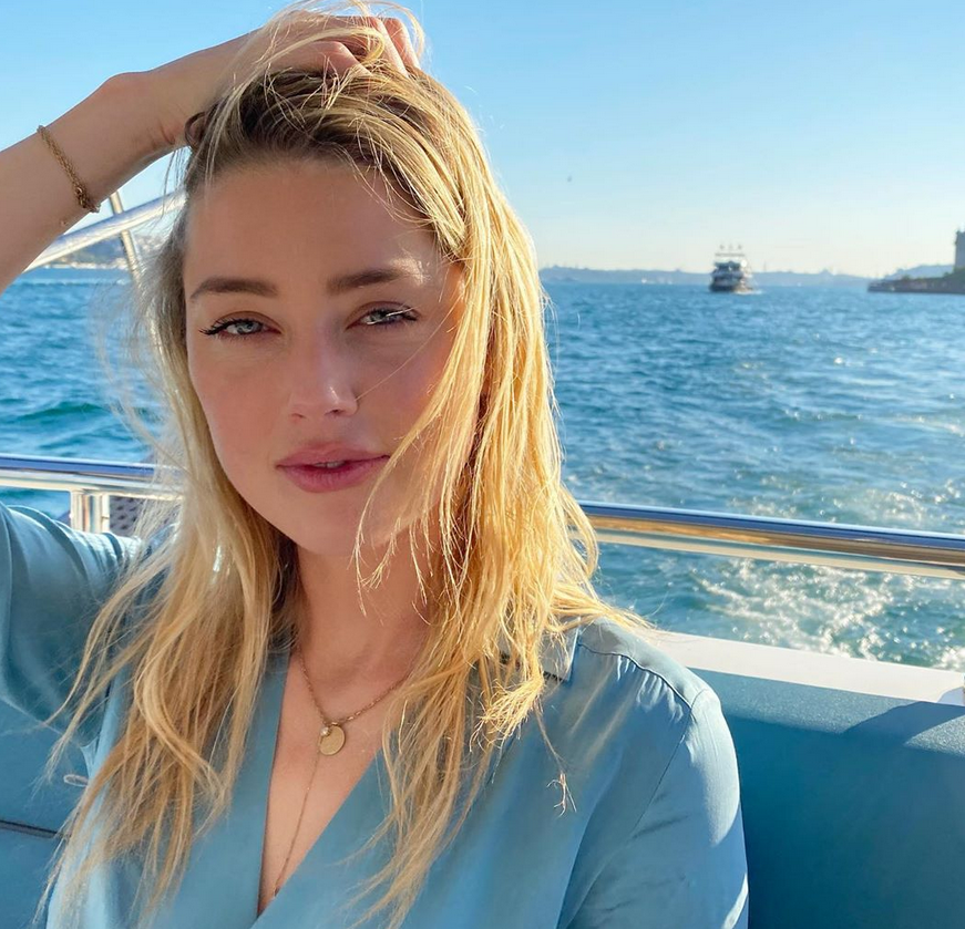 بالصور – اتهام آمبر هيرد بعدم احترام حرمة أحد المساجد بسبب ملابسها