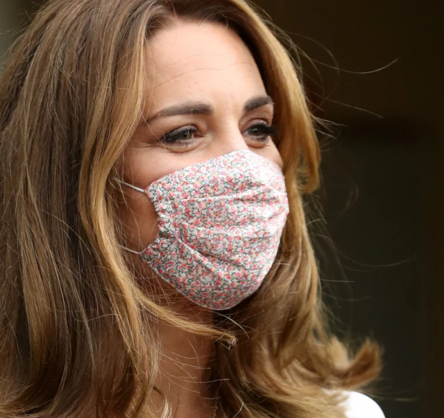 كم تقدرين ثمن فستان كيت ميدلتون مع الكمّامة ذات التصميم الفريد؟