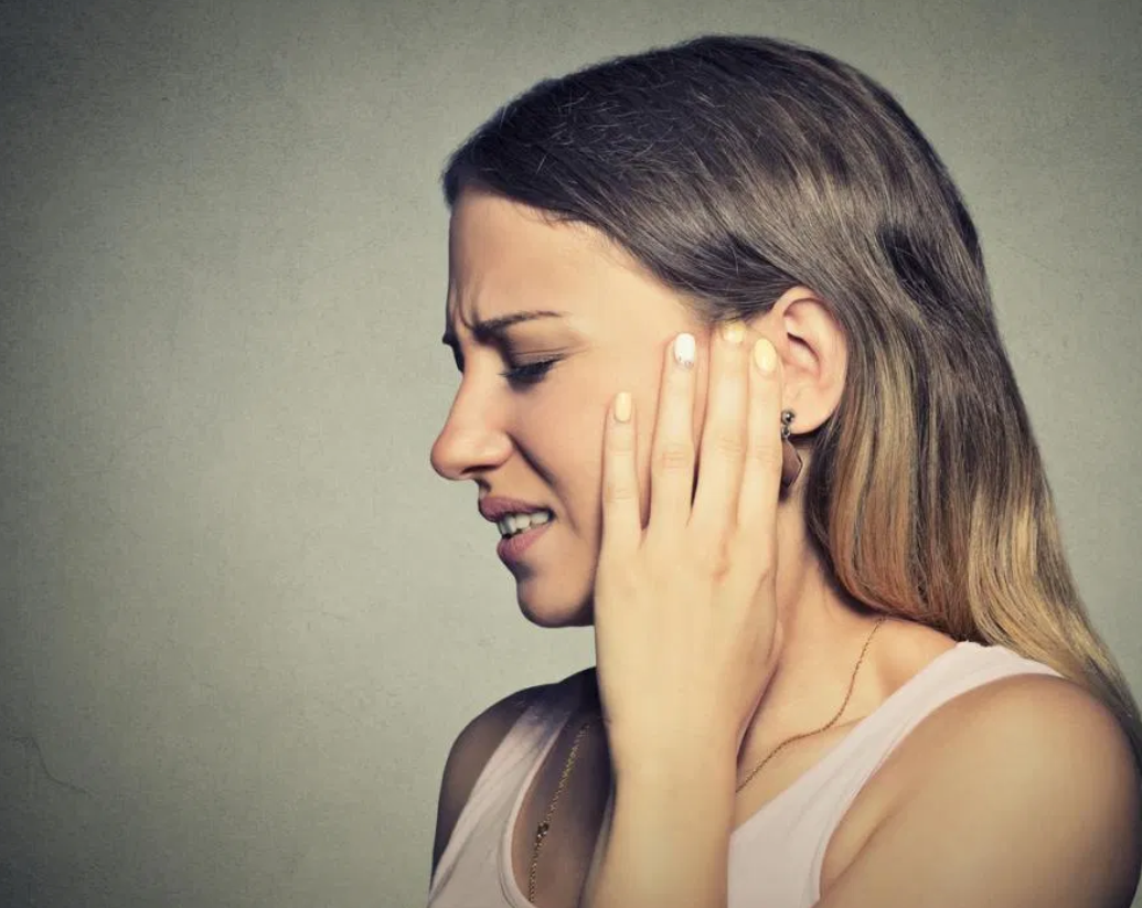 طنين الأذنين قد يكشف أنك تعانين من مشكلة خطرة