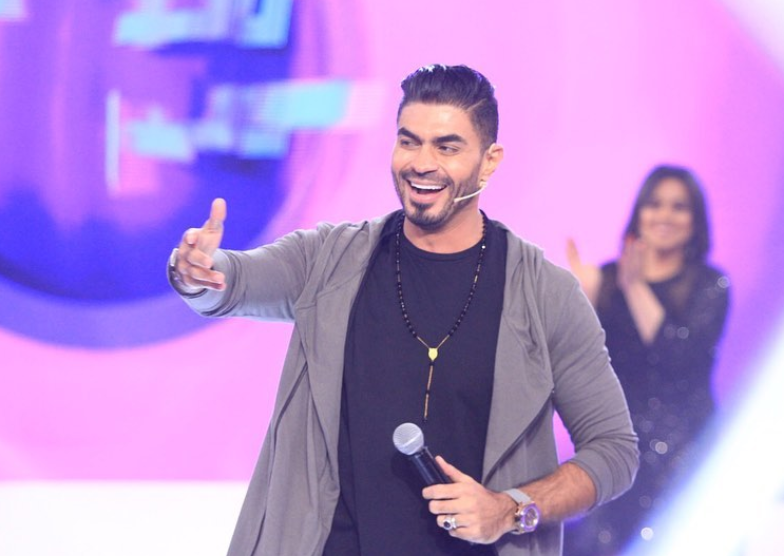 بالفيديو – خالد سليم يُظهر كل رومانسيته في حفل ميلاد زوجته