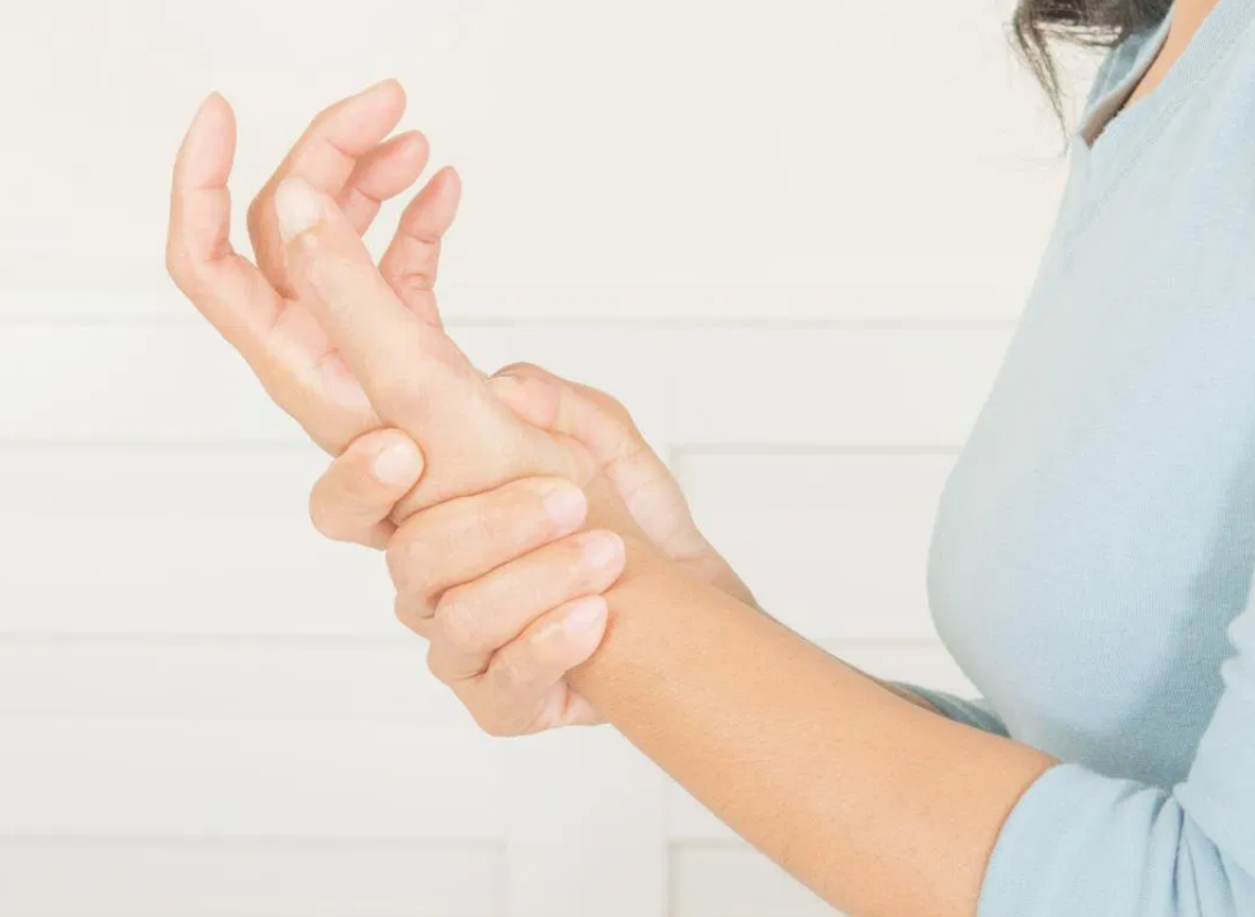 هذا ما يكشفه انتفاخ وتقشر اليدين من أسرار صحتك