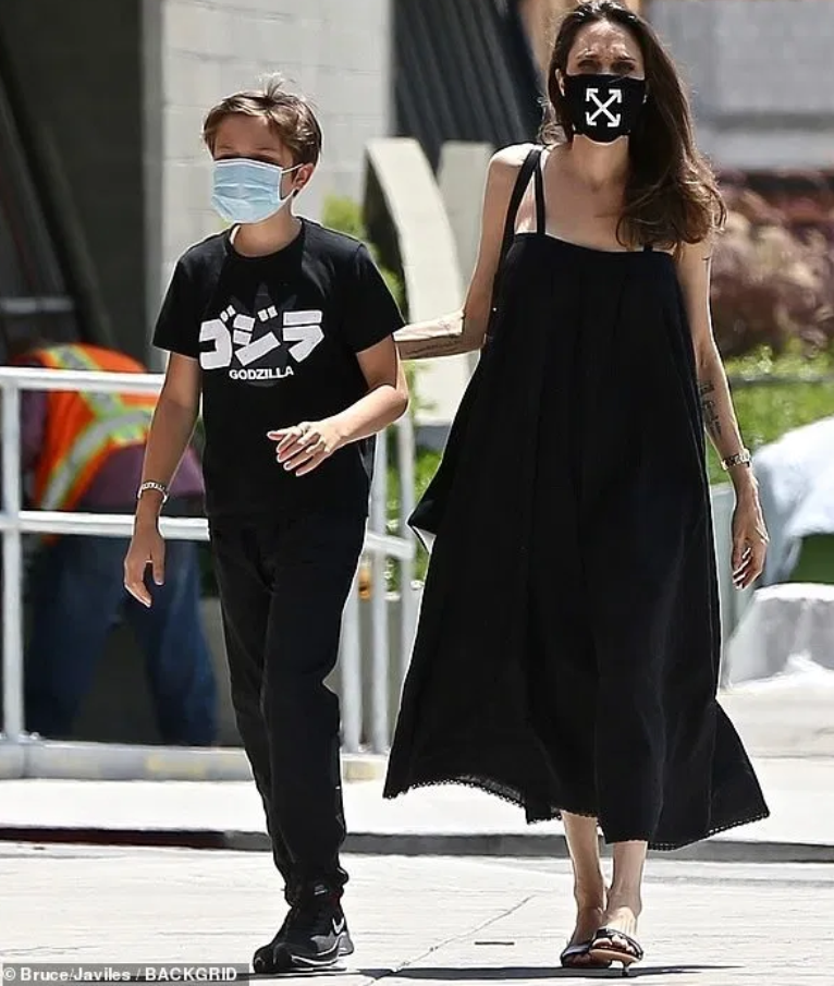 بالصورة -  كم يبلغ ثمن كمّامة أنجلينا جولي الفريدة بتصميمها؟