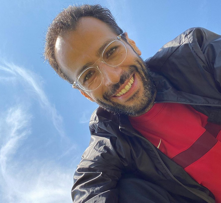 بالصورة -  مالك مكتبي بوجه مغطى بالدماء يروي لحظات الانفجار المرعبة