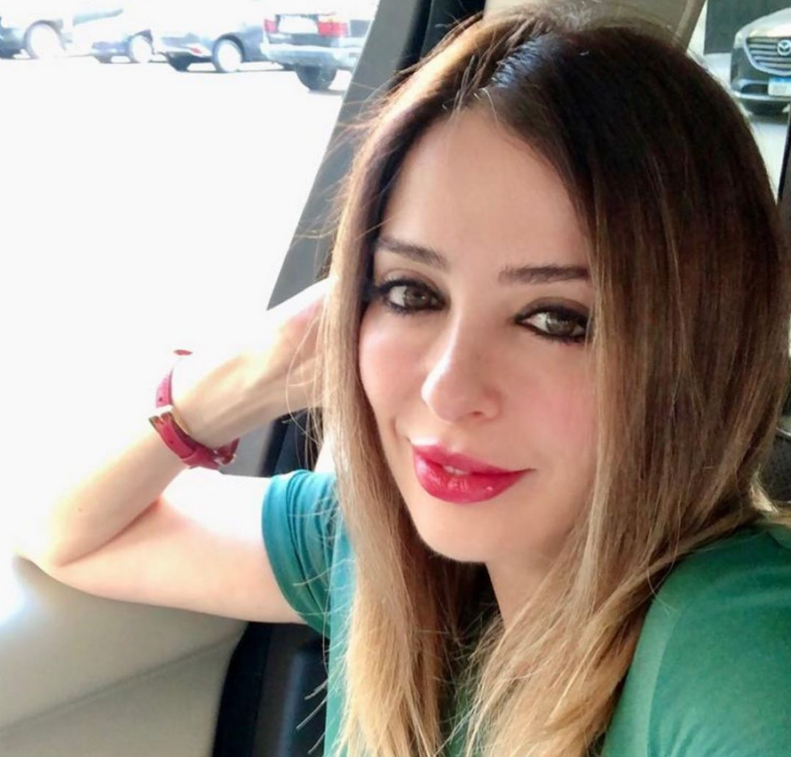 بالصور - الأنظار تتجه إلى الشقيقة الكبرى لوفاء الكيلاني... ما درجة الشبه بينهما؟