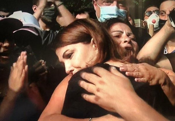 بالفيديو - ماجدة الرومي في أحياء بيروت المنكوبة مع الأهالي