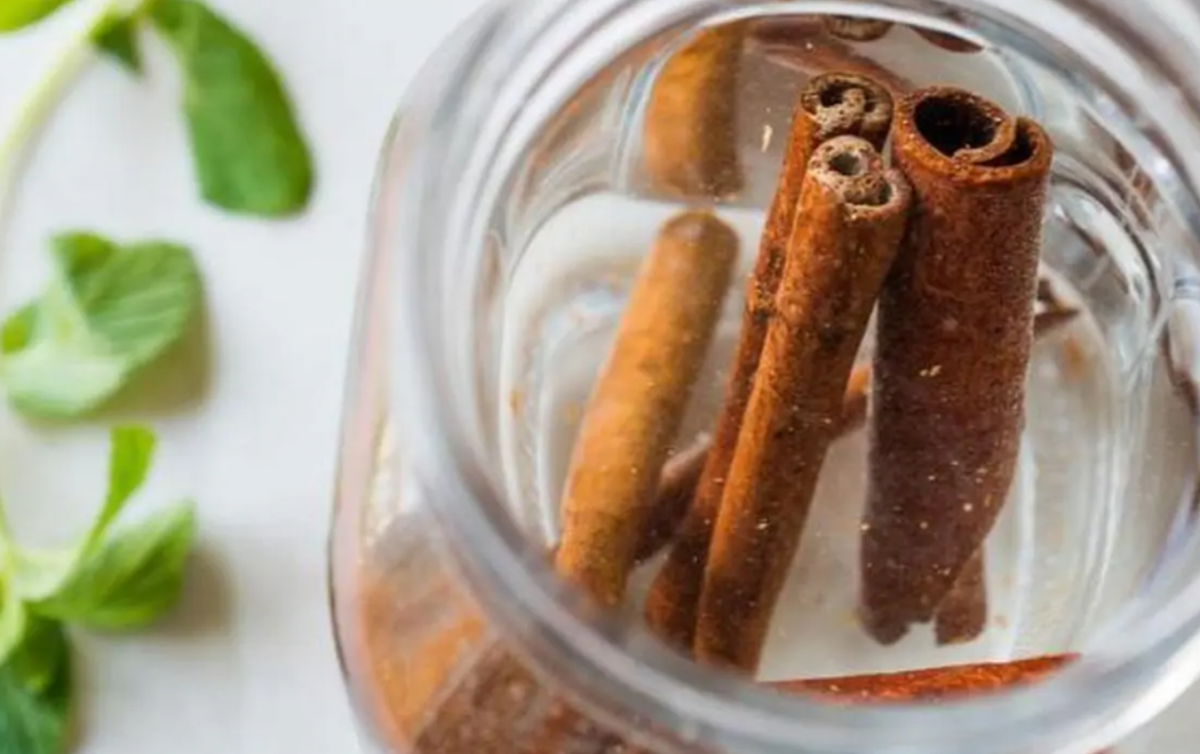 تعلّمي طريقة تحضير شراب القرفة وماء الورد للتخسيس