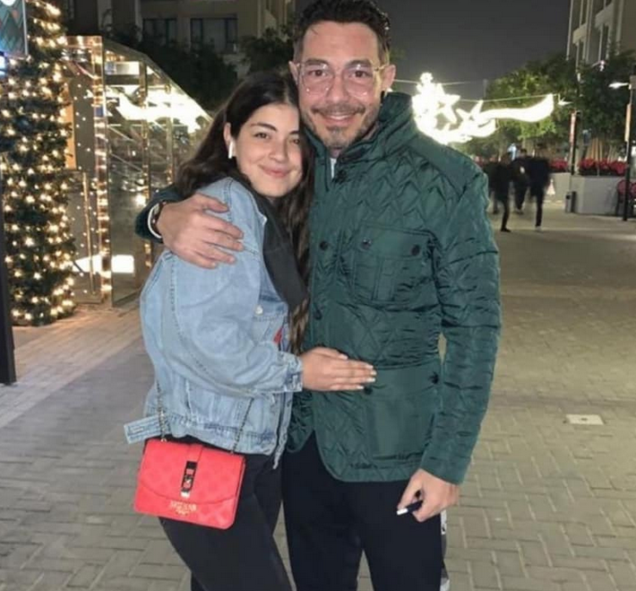 بالفيديو – بعد الانتقادات بسبب صورتهما... ليلى أحمد زاهر تتغزّل بوالدها