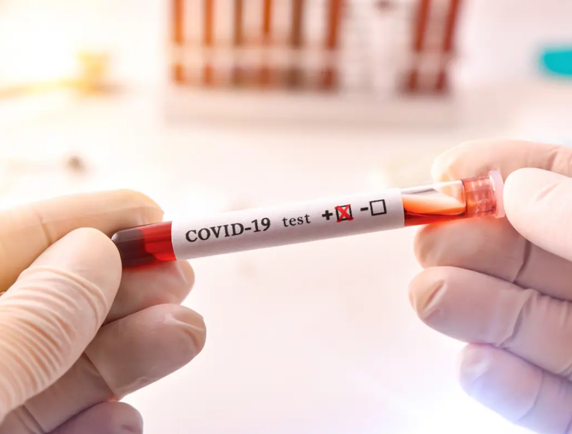 إصابة فنان خليجي قدير بكورونا وابنه يطلب الدعاء له