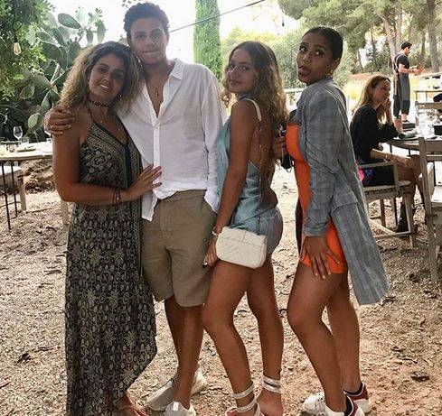 بالصور - بعد انتقادهما.. زينة عاشور تدعم ابنتيها بطريقة مميزة