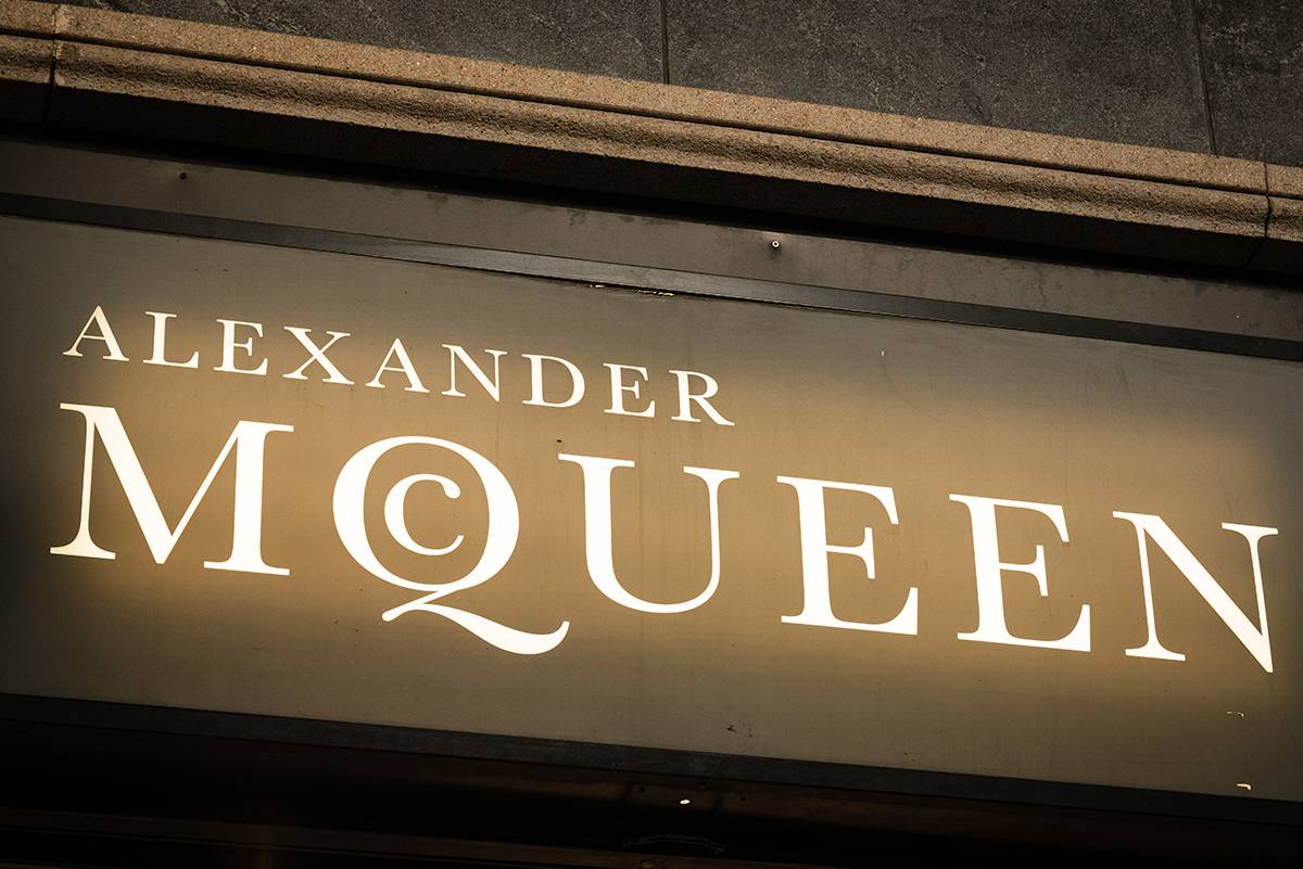 Alexander McQueen تجمع الريف والحداثة في تصاميم خريف وشتاء 2020-21