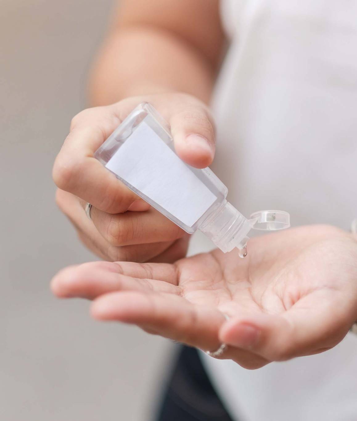 هل  يجفف جل التعقيم بشرة يديك؟ إليك الحل الأسهل