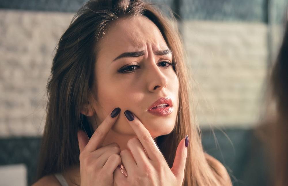 المسامات الواسعة تعني البثور والرؤوس السوداء... إليك طريقة تضييقها