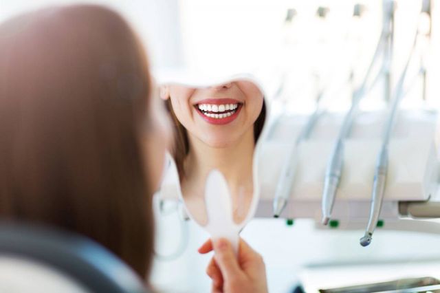 هل يُلحق التبييض الضرر بأسنانكم؟ هذا ما يجب أن تعرفوه