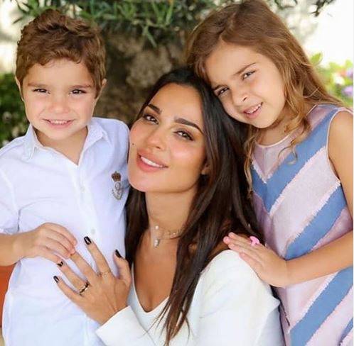 بالفيديو - نادين نسيب نجيم توثق لحظة إصابتها وتكسر منزلها في إنفجار بيروت