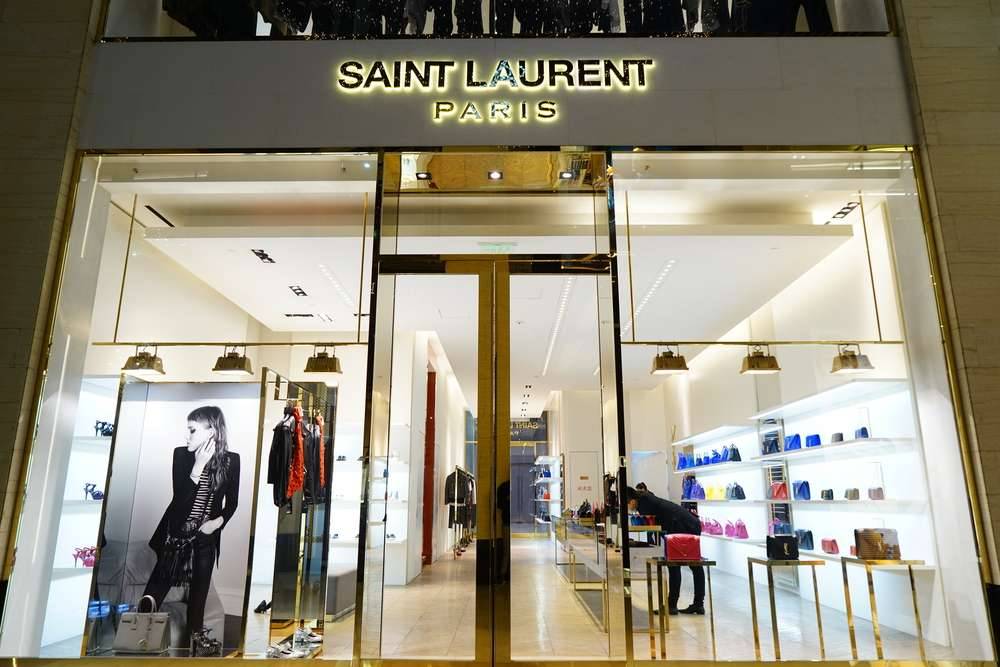 دار Saint Laurent وأنتوني فاكاريلو يعيدان إحياء تصاميم مجموعة من الستينيات