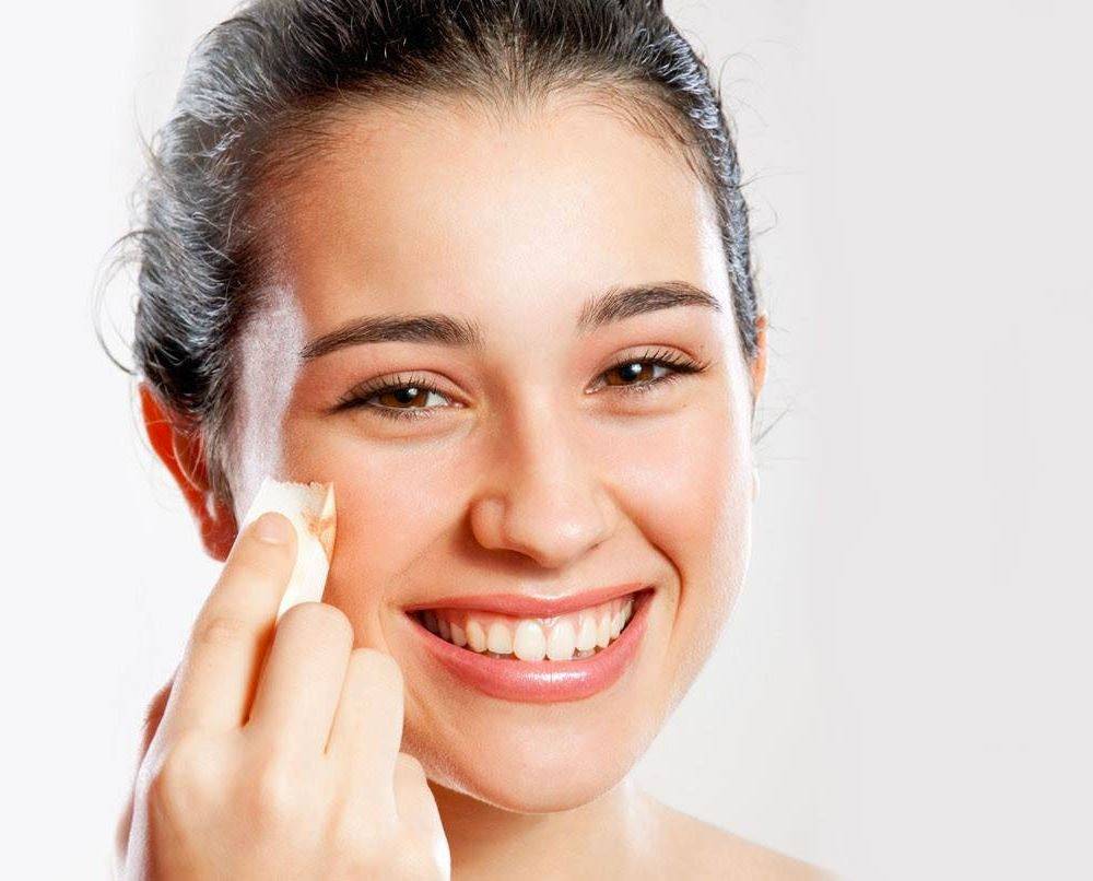 حيلة تطبّقينها بسهولة لتفتيح لون كريم الأساس الداكن