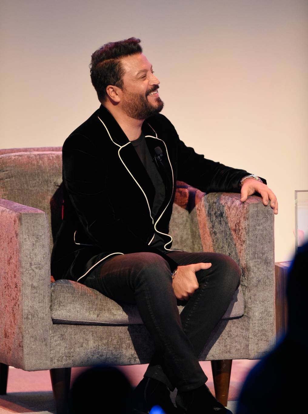 بالفيديو – زهير مراد في مشهد مؤثر من فوق الركام: 