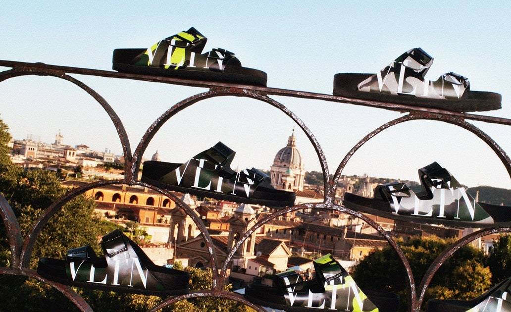 الراحة والأناقة في صندل Birkenstock x Valentino وهذا سعره