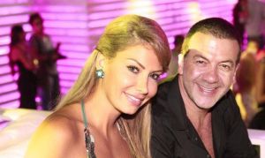 بالفيديو – ابن طوني بارود وكريستينا صوايا يجمعهما ووسامته تسرق القلوب