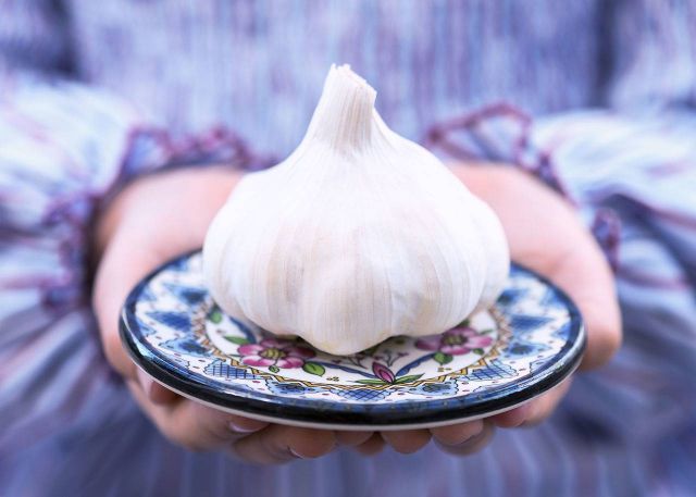 حيلة جديدة سهلة لإزالة رائحة الثوم والسمك عن اليدين