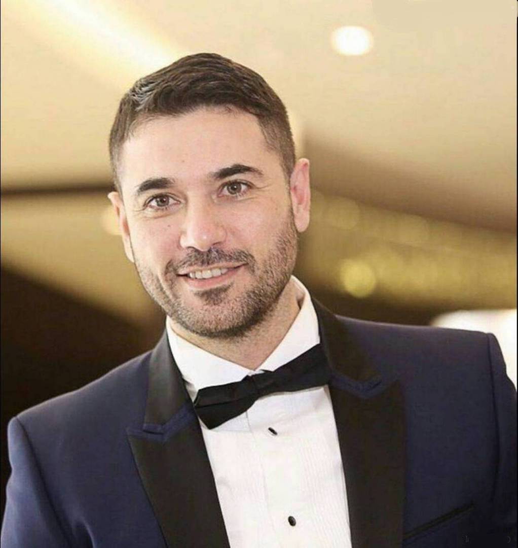 بالفيديو - هكذا دعم أحمد عز نجم يعاني من مرض خطير على المسرح