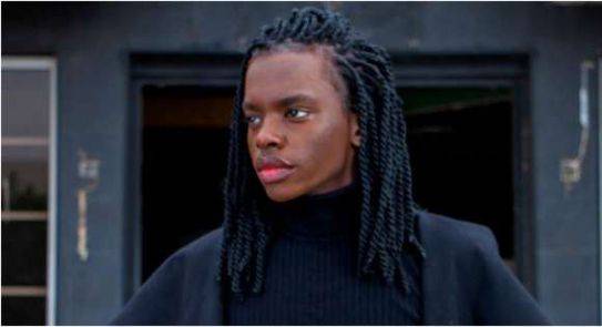 بالفيديو - الإعتداء على زياد المسفر عارض الأزياء السعودي وشد شعره