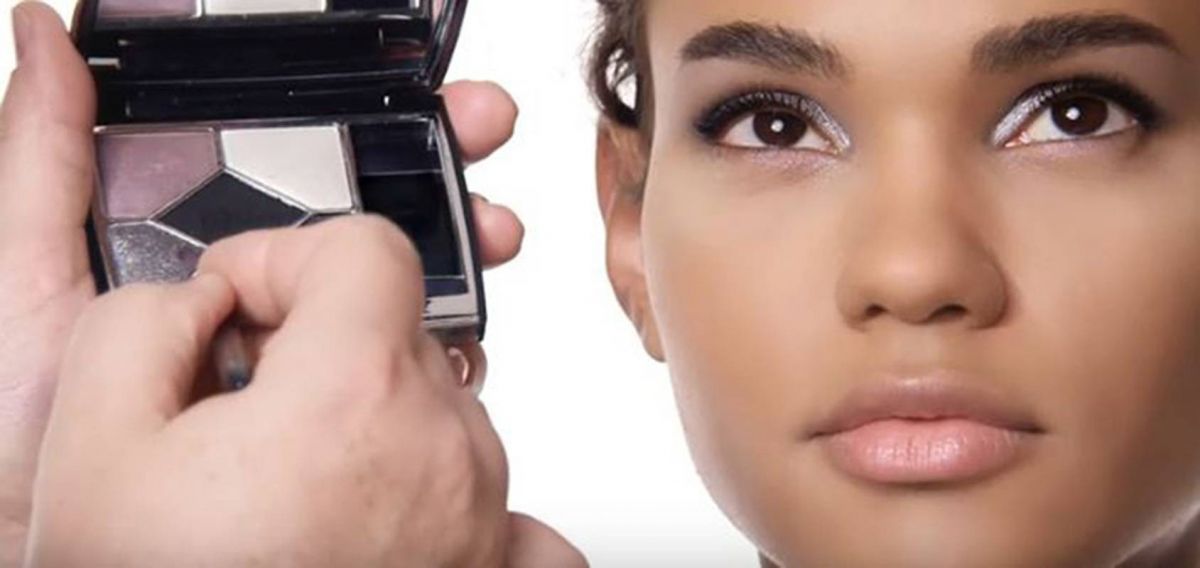 تعلّمي تطبيق المكياج مع 