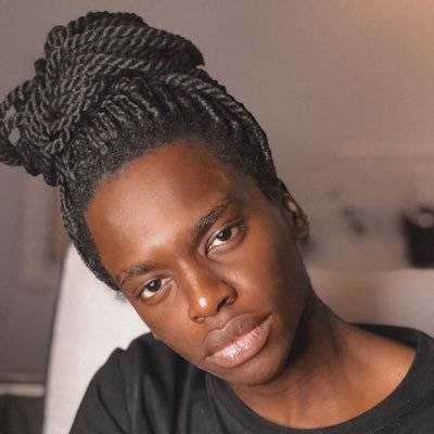 بالفيديو - أول تعليق لعارض أزياء سعودي بعد إهانته والاعتداء عليه